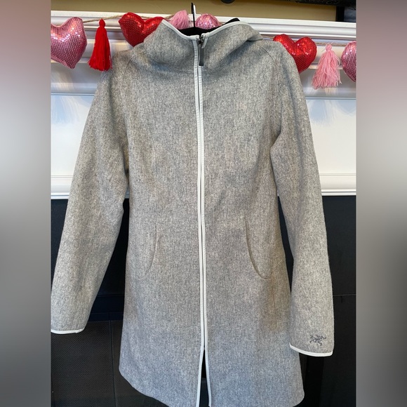 Arc'teryx Jackets & Blazers - Arc’teryx women’s Embra coat light gray wool XS with hood. Good used condition